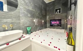 Cloud9 Guest House - By Coastline Retreats - 2 Bedroom Self Contained Garden Flat - Luxury Bath, Netflix, Superfast Wifi, Parking Included